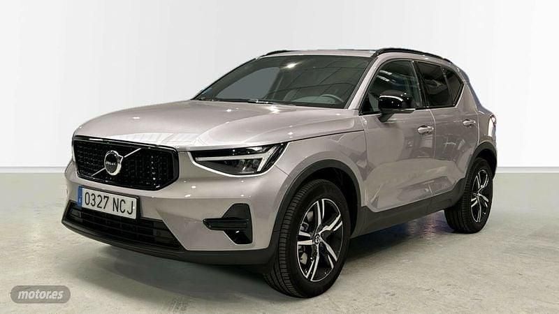 Plateado Usado 2025 Volvo XC40 Plus SUV | 41.900 € - Imagen 1/4