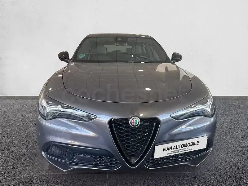 Usado Alfa Romeo Stelvio Sprint 160 CV (117 kW) 2023 Gris / plata SUV