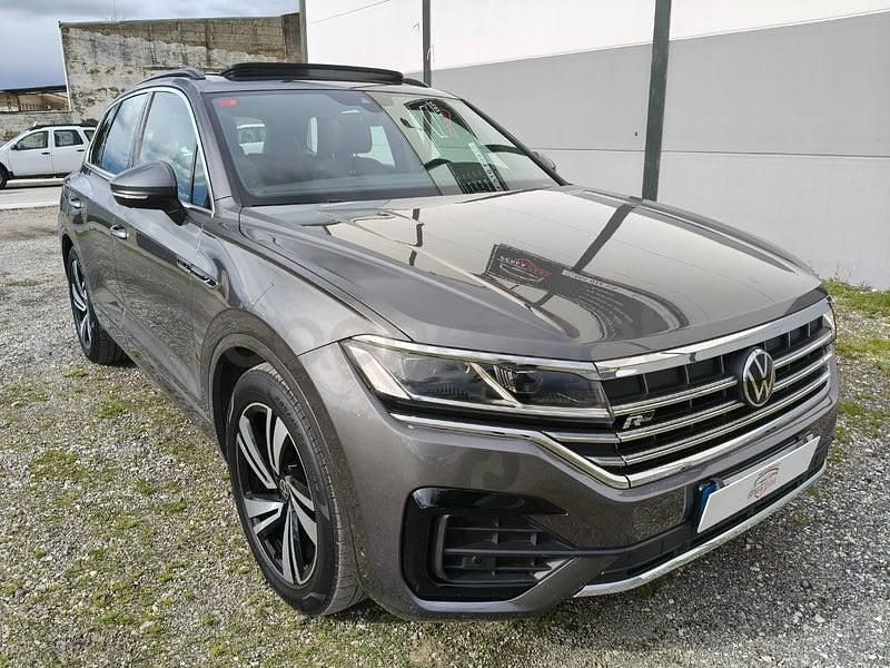 Usado VW Touareg R-line 231 CV (169 kW) 2021 Gris / plata SUV