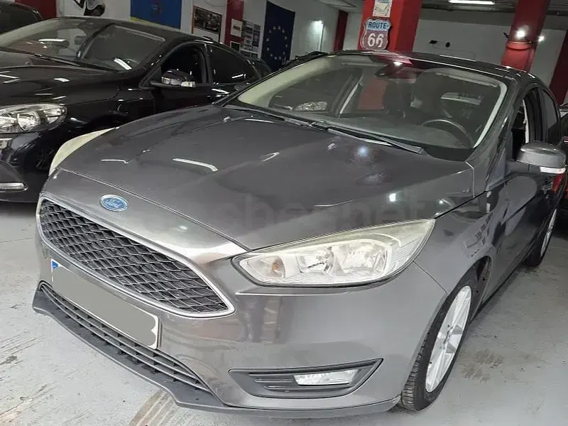 Usado Ford Focus 125 CV (91 kW) 2015 Gris / plata Berlina