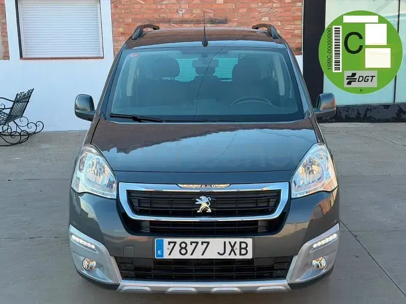 Usado Peugeot Partner Tepee Style 120 CV (88 kW) 2016 Gris / plata Monovolumen