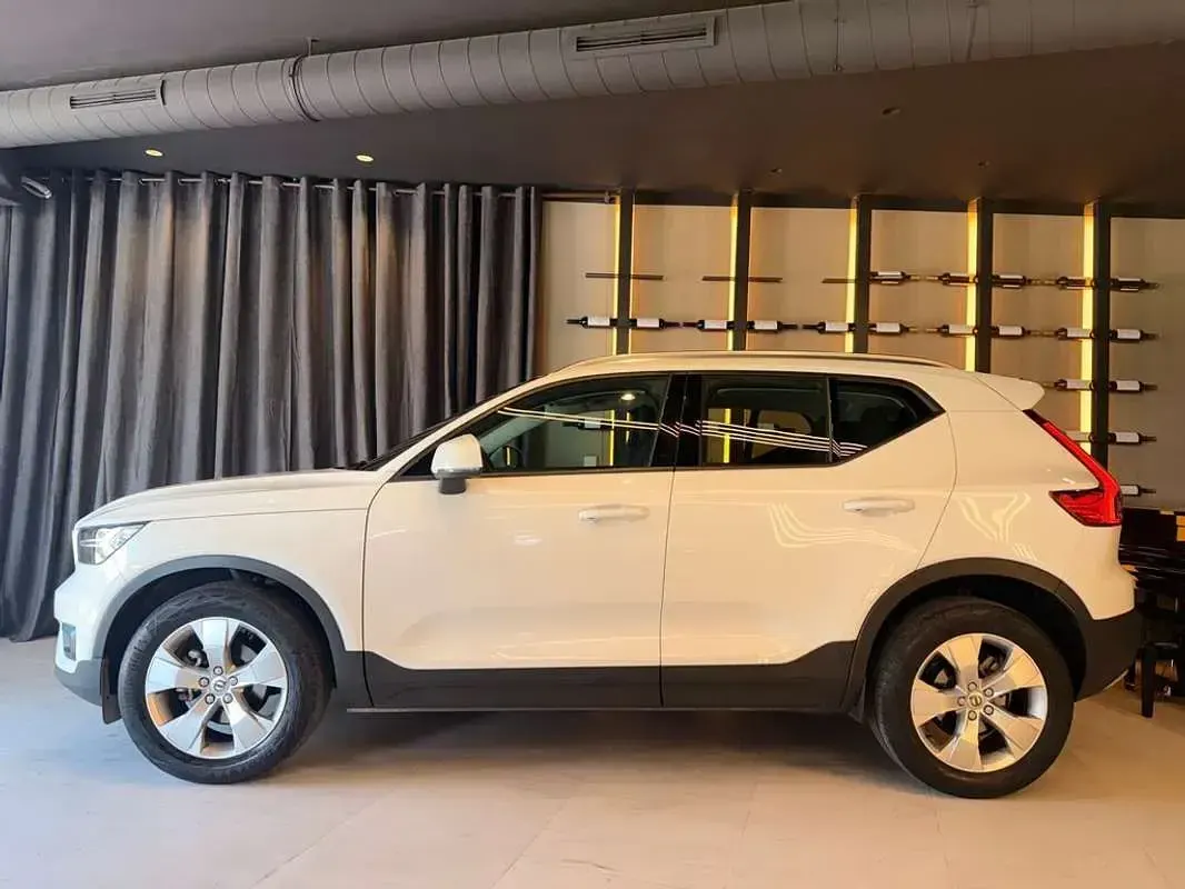 Usado Volvo XC40 Momentum 163 CV (119 kW) 2021 Blanco SUV