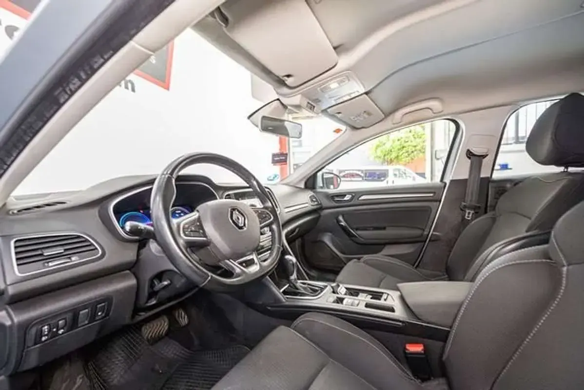 Usado Renault Mégane GrandTour Zen 140 CV (102 kW) 2021 Plateado Familiar
