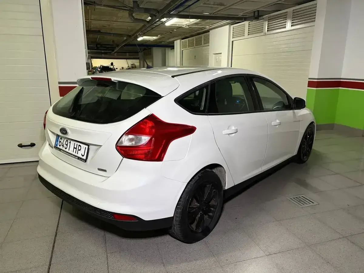 Usado Ford Focus Trend 100 CV (73 kW) 2013 Blanco