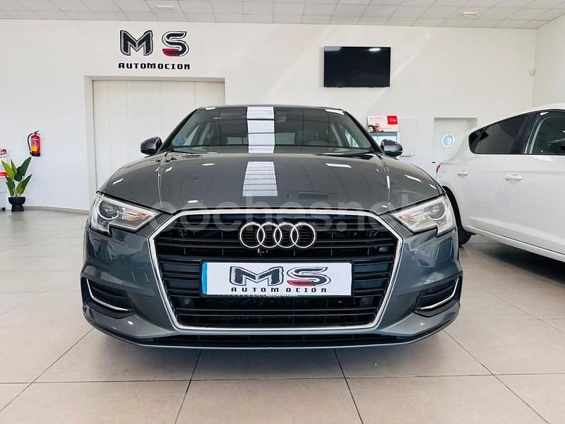 Usado Audi A3 Design 116 CV (85 kW) 2018 Gris / plata Berlina