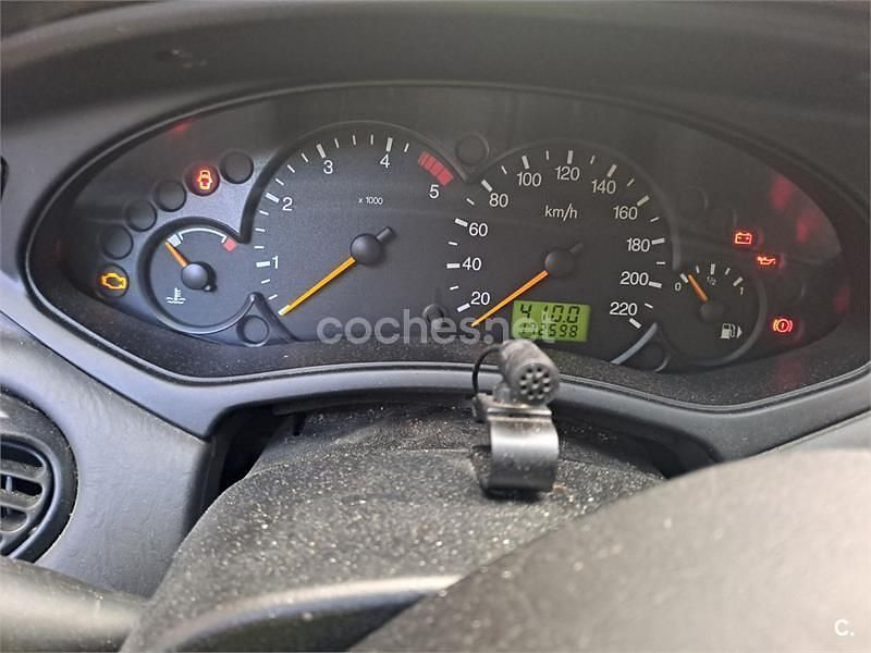 Gris / plata Usado 2004 Ford Focus Ghia Berlina | 1700 € (Buen precio) - Imagen 1/4
