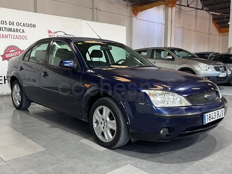 Usado Ford Mondeo Trend 125 CV (91 kW) 2001 Azul Berlina