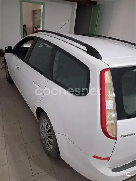 Usado Ford Focus Trend 109 CV (80 kW) 2010 Blanco Familiar