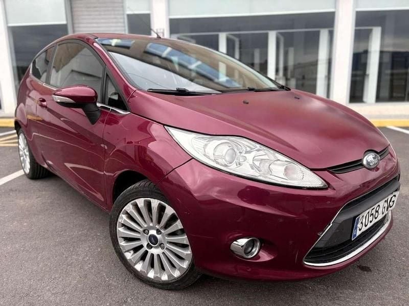 Burdeos Usado 2010 Ford Fiesta Utilitario | 3499 € (Buen precio) - Imagen 1/4