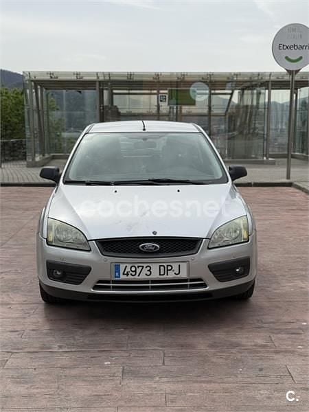 Usado Ford Focus Trend 90 CV (66 kW) 2005 Gris / plata Berlina