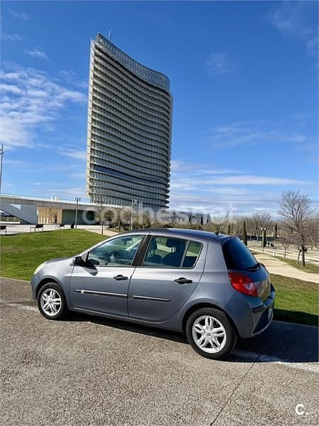 Usado Renault Clio II Dynamique 85 CV (62 kW) 2006 Gris / plata Berlina