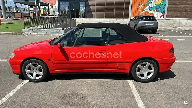 Usado Peugeot 306 Cabriolet 135 CV (99 kW) 1999 Rojo Descapotable