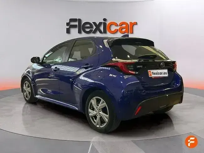 Usado Toyota Yaris Plus 116 CV (85 kW) 2025 Azul Utilitario