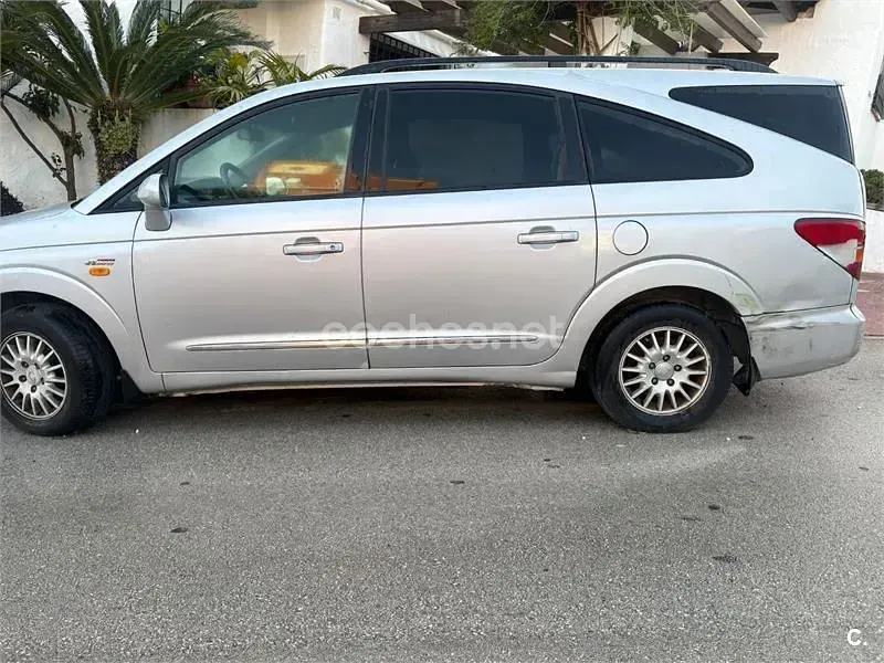 Usado SsangYong Rodius Limited 165 CV (121 kW) 2009 Gris / plata Monovolumen