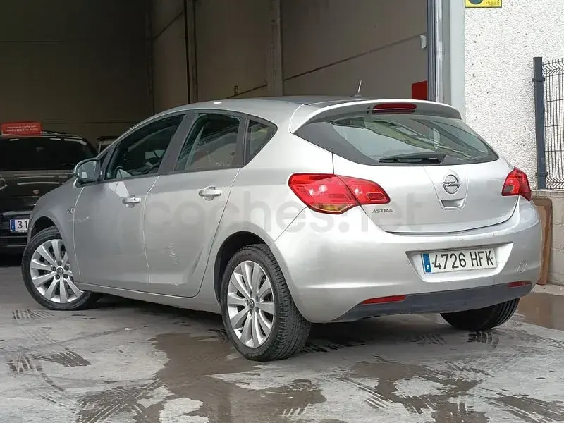 Usado Opel Astra Enjoy 115 CV (84 kW) 2011 Gris / plata Berlina