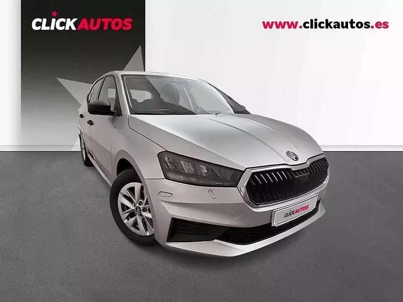 Usado Skoda Fabia Essence 80 CV (58 kW) 2025 Plata Utilitario