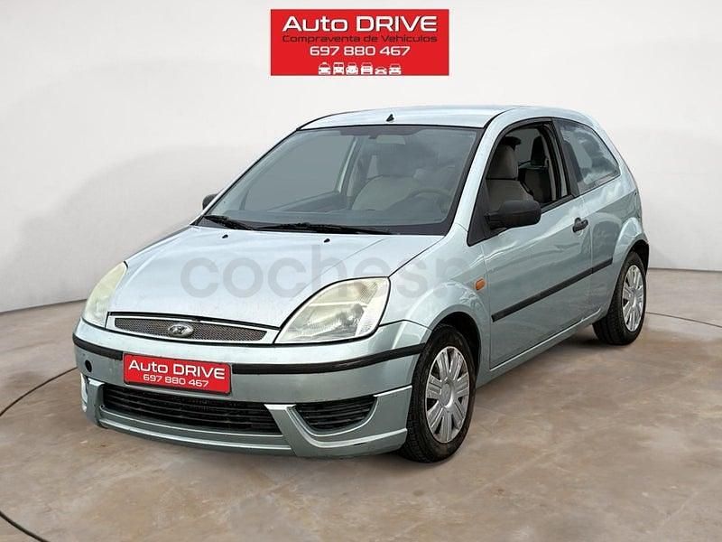 Usado Ford Fiesta Ambiente 70 CV (51 kW) 2004 Gris / plata Utilitario