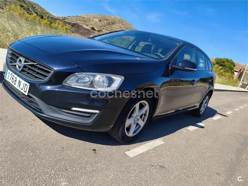 Usado Volvo V60 Kinetic 120 CV (88 kW) 2017 Azul Familiar