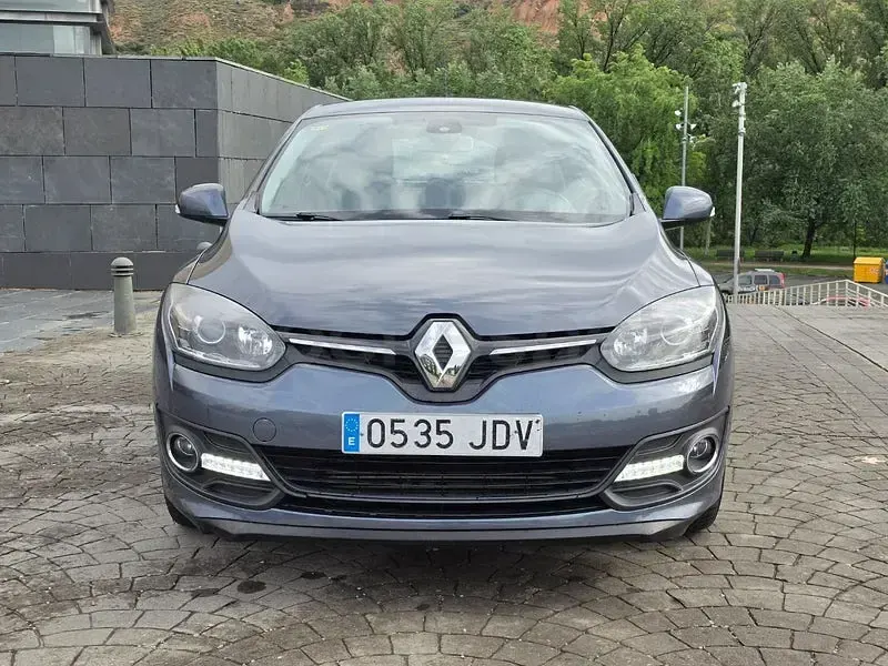 Usado Renault Mégane Business 95 CV (69 kW) 2015 Gris / plata Berlina