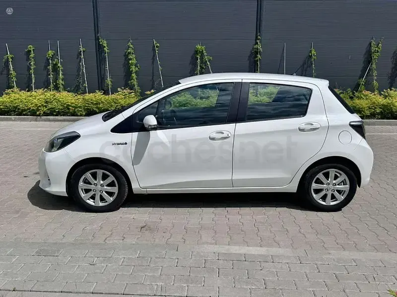 Usado Toyota Yaris Hybrid Active 100 CV (73 kW) 2013 Blanco Berlina