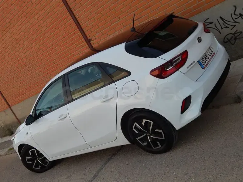 Usado Kia Ceed 120 CV (88 kW) 2021 Blanco Utilitario
