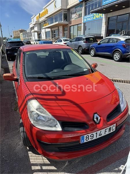 Usado Renault Clio II Authentique 70 CV (51 kW) 2006 Rojo Berlina