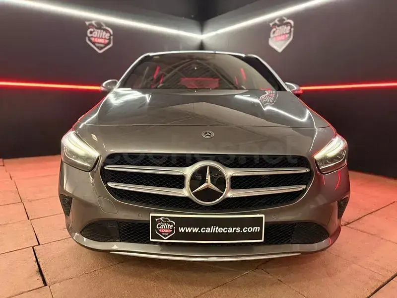 Usado Mercedes B200 136 CV (100 kW) 2019 Gris / plata Utilitario