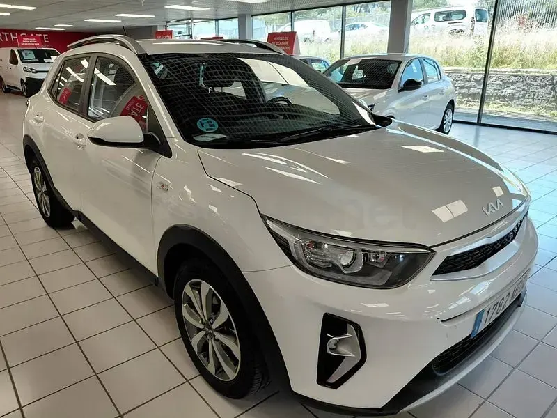 Usado Kia Stonic 84 CV (61 kW) 2023 Blanco SUV
