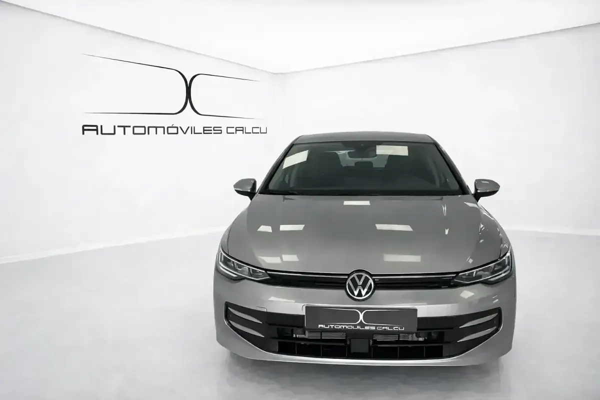 Usado VW Golf VIII 115 CV (84 kW) 2025 Gris / plata Berlina