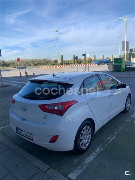 Usado Hyundai i30 90 CV (66 kW) 2015 Blanco Berlina