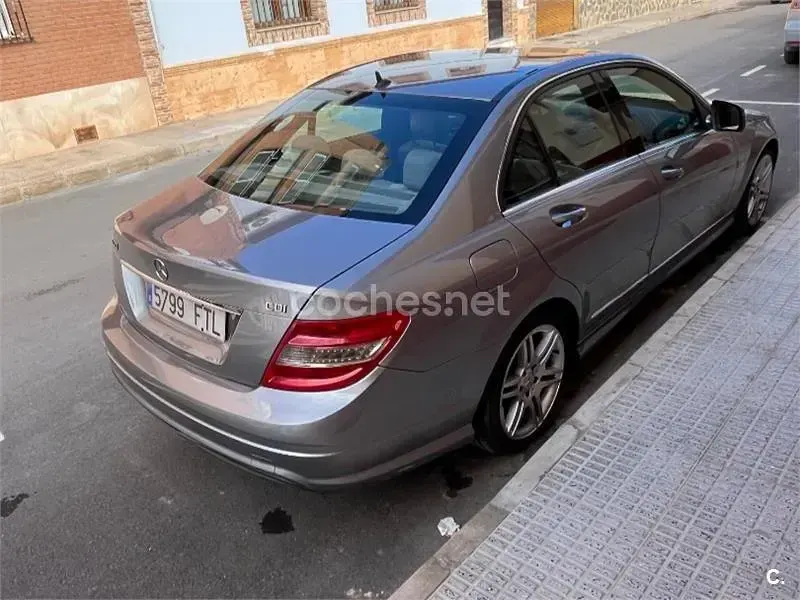 Usado Mercedes C220 Avantgarde 150 CV (110 kW) 2007 Gris / plata Berlina