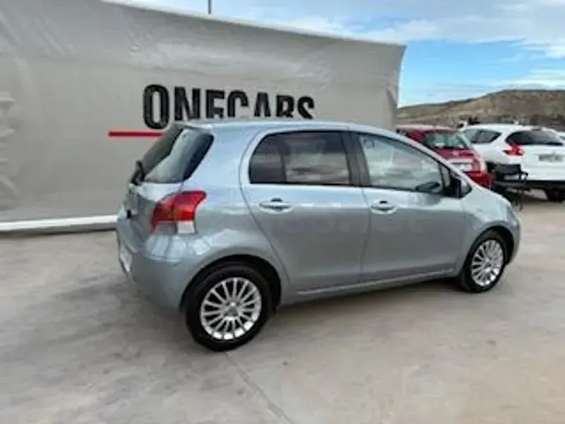 Usado Toyota Yaris 90 CV (66 kW) 2009 Gris / plata Utilitario