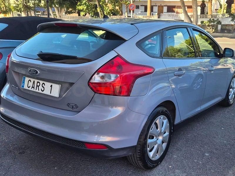 Usado Ford Focus Trend 100 CV (73 kW) 2011 Gris / plata Berlina
