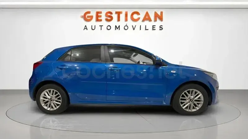 Usado Kia Rio 84 CV (61 kW) 2023 Azul Berlina