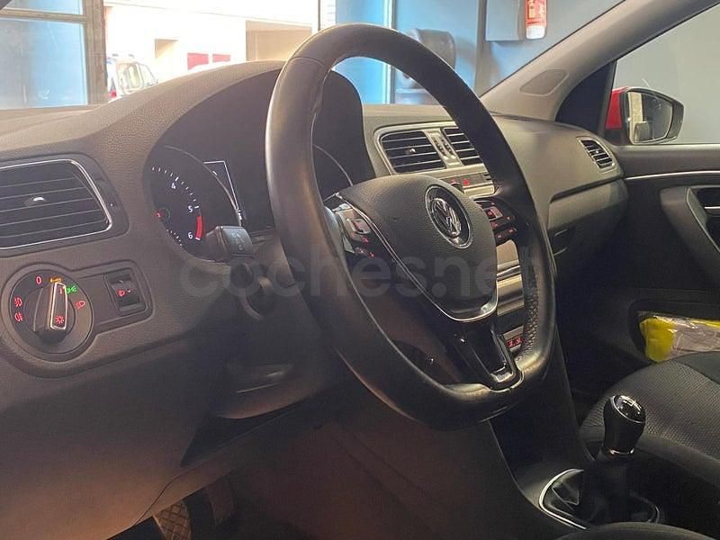 Usado VW Polo Advance 75 CV (55 kW) 2016 Rojo Berlina