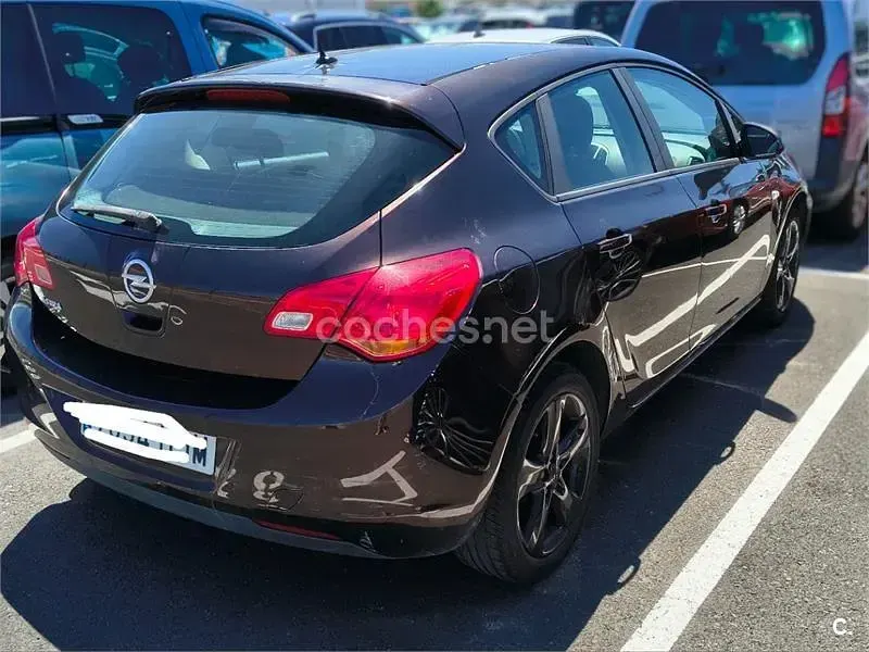 Usado Opel Astra Expression 115 CV (84 kW) 2013 Marrón Berlina