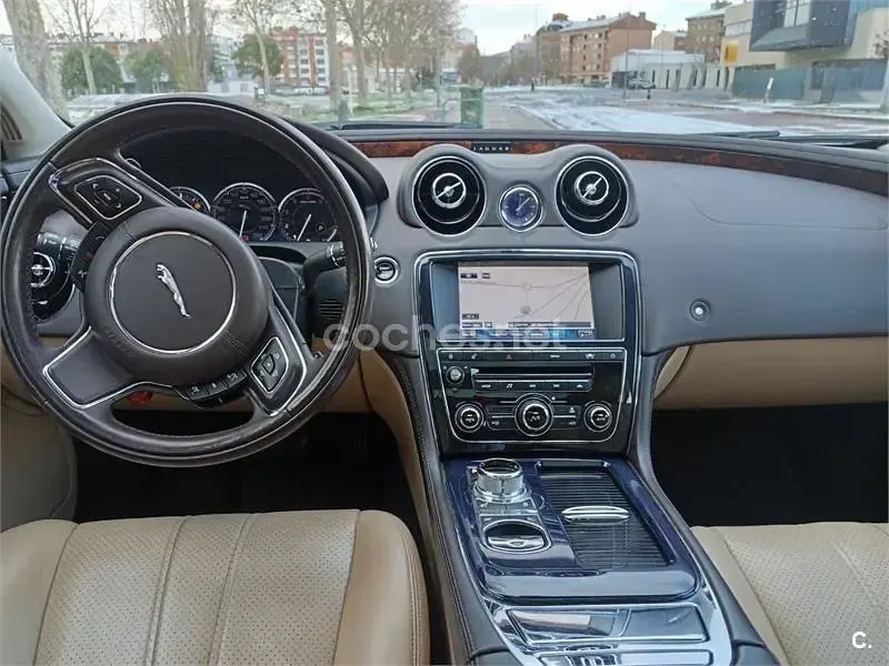 Usado Jaguar XJ Premium Luxury 275 CV (202 kW) 2012 Gris / plata Berlina