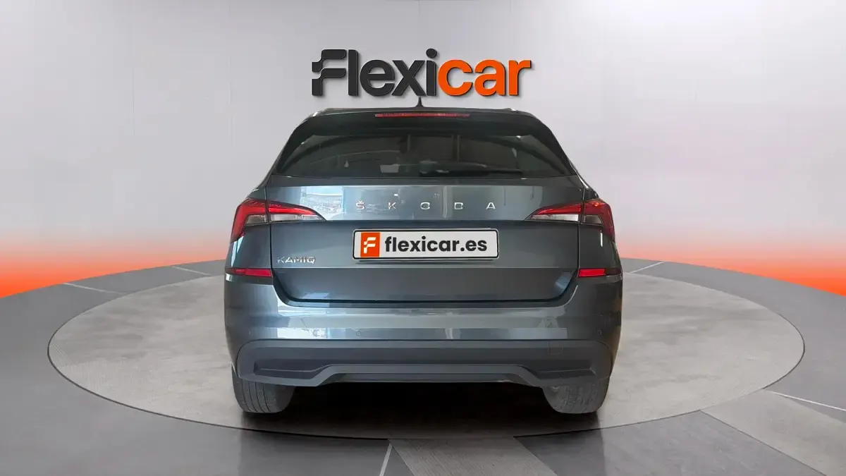 Usado Skoda Kamiq Active 95 CV (69 kW) 2021 Gris SUV