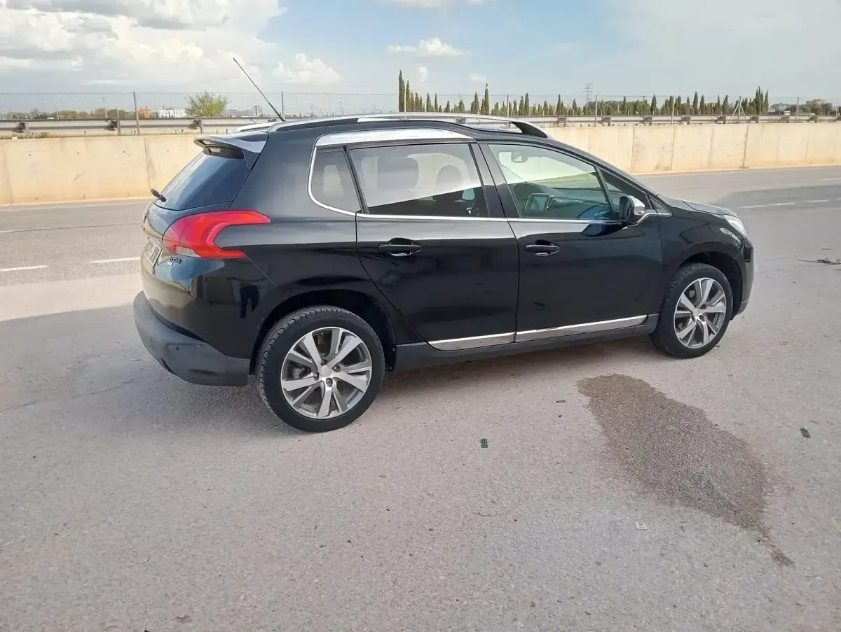 Usado Peugeot 2008 Allure 116 CV (85 kW) 2015 Negro SUV