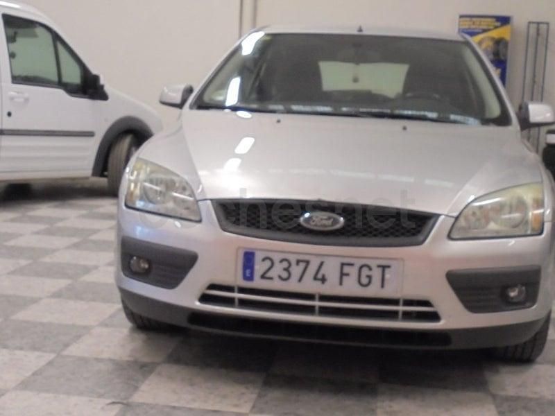 Usado Ford Focus Trend 109 CV (80 kW) 2006 Gris / plata Berlina