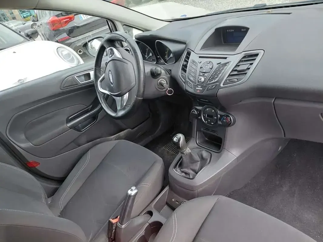 Usado Ford Fiesta Trend 82 CV (60 kW) 2016 Negro Utilitario