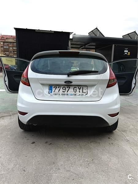 Usado Ford Fiesta Trend 68 CV (50 kW) 2010 Blanco Utilitario