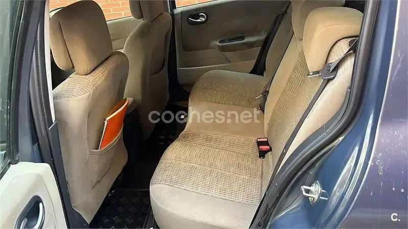 Usado Renault Mégane Dynamique 115 CV (84 kW) 2006 Negro Berlina