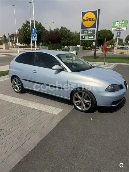 Usado Seat Ibiza 100 CV (73 kW) 2006 Azul Utilitario