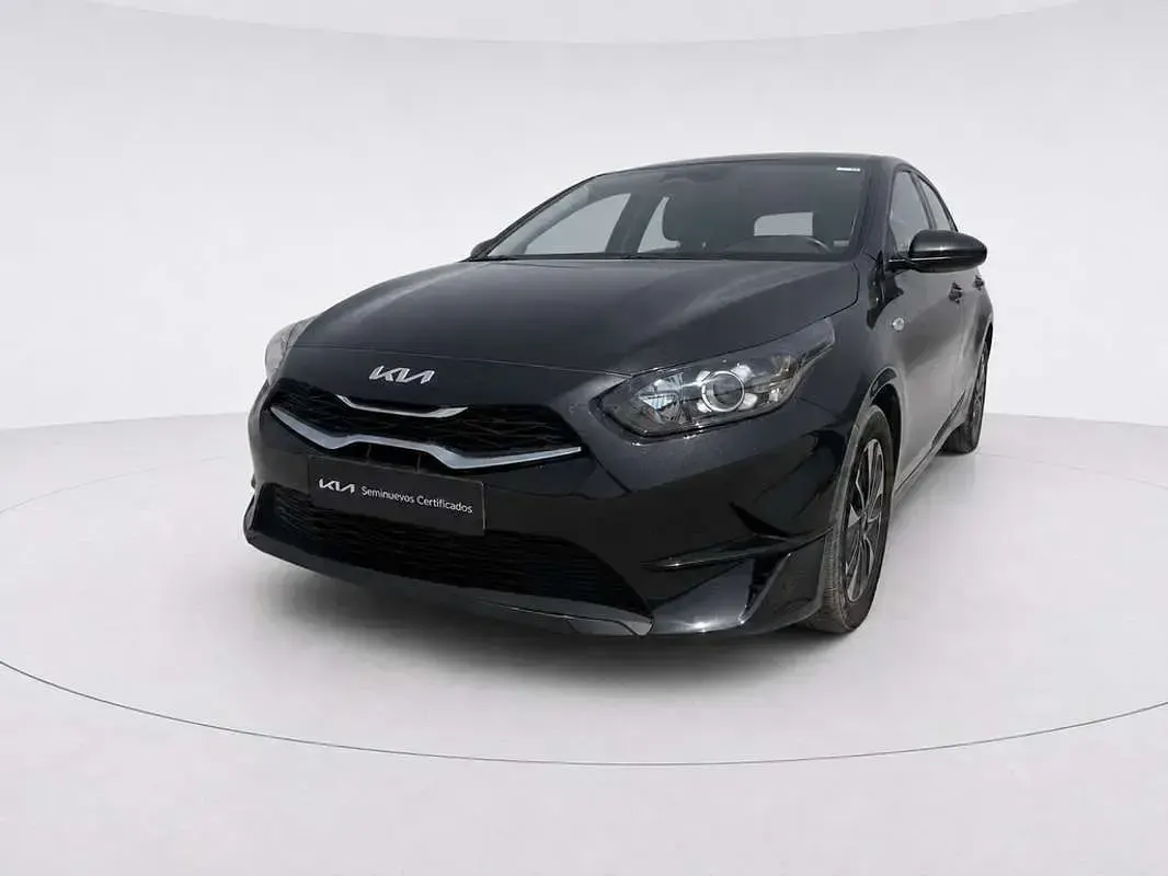 Usado Kia Ceed 101 CV (74 kW) 2025 Negro Utilitario