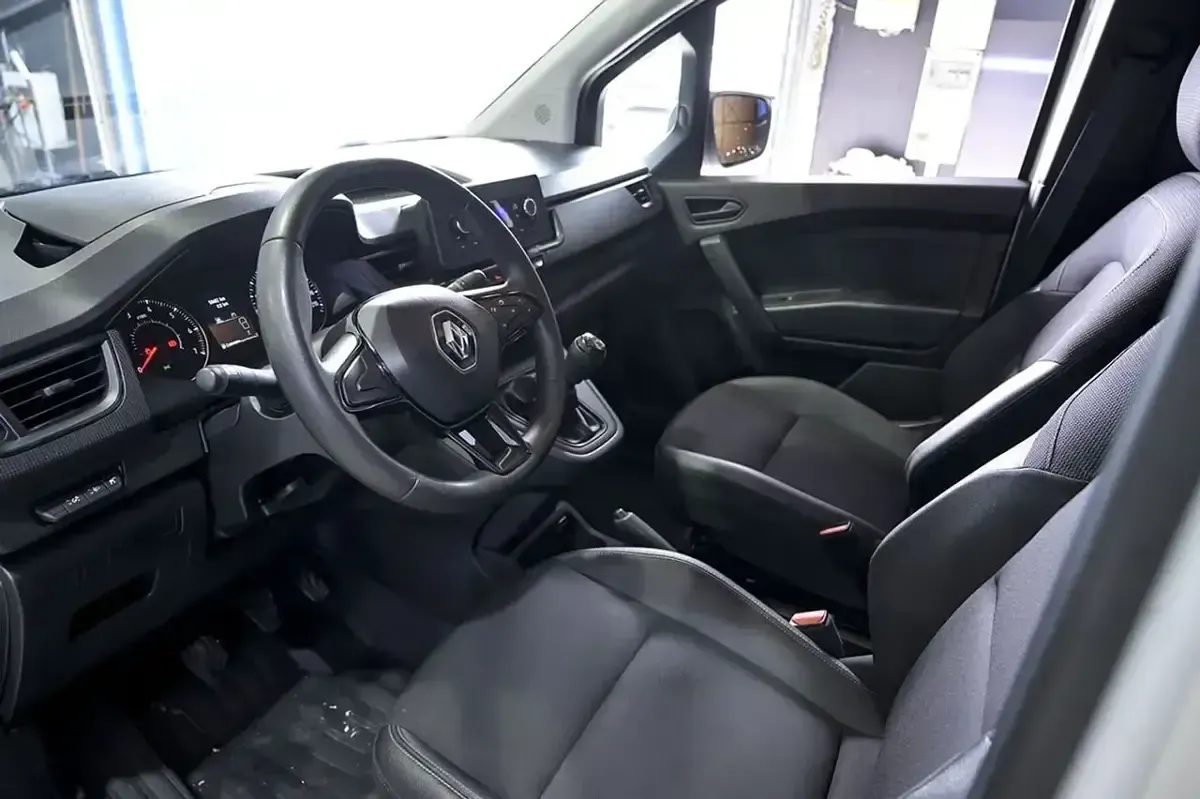 Usado Renault Kangoo 95 CV (69 kW) 2022 Blanco Monovolumen