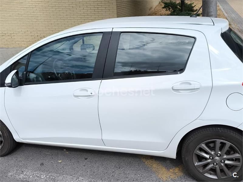 Blanco Usado 2015 Toyota Yaris Active Berlina | 8900 € (Precio justo) - Imagen 1/4