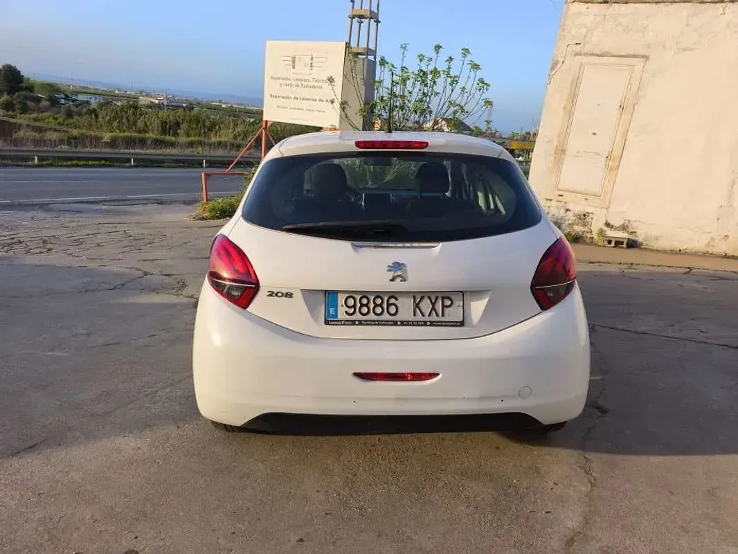 Usado Peugeot 208 Active 75 CV (55 kW) 2019 Blanco Utilitario
