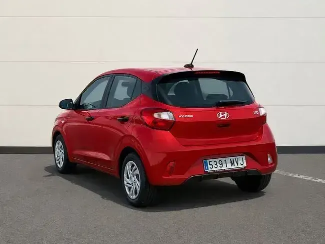 Usado Hyundai i10 67 CV (49 kW) 2024 Rojo Utilitario