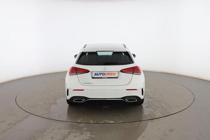 Usado Mercedes A200 AMG line 150 CV (110 kW) 2021 Blanco Utilitario